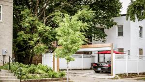 una casa bianca con una staccionata bianca e un ombrello rosso di Vacation house near downtown DC Free Parking a Washington