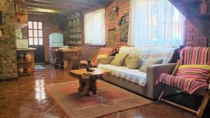 una sala de estar con un sofá y una mesa en Casa da Rústica, en Atalaia de Cima