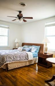 una camera da letto con un letto e un ventilatore a soffitto di Vacation house near downtown DC Free Parking a Washington