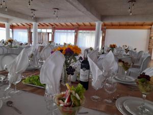 un comedor con una mesa con copas de vino y flores en Tahiken en Olmué