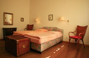 ケルピンセにあるVilla Daheim - FeWo 02のベッドルーム1室(ベッド1台、赤い椅子付)