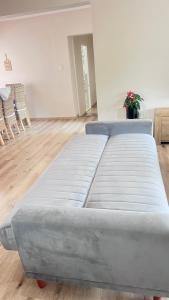 Cama grande en habitación blanca con sillas en The Donga House - Luxury Home near Scottburgh Beach en Scottburgh