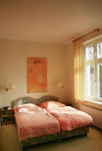 - une chambre avec un lit et une fenêtre dans l'établissement Villa Daheim - FeWo 04, à Kolpinsee