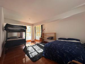 una camera con un letto e letti a castello di Chacraraju Lodge a Huaraz