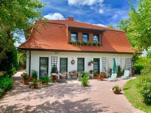 バート・エルスターにあるFerienwohnungen Elsterblick Bad Elsterのオレンジ色の屋根とパティオ付きの家