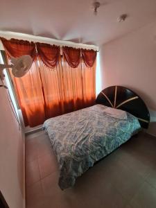 sypialnia z łóżkiem przed oknem w obiekcie Tropical Oasis, Verano Inolvidable! 