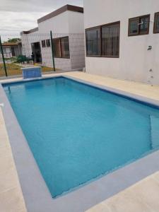 的住宿－Tropical Oasis, Verano Inolvidable!，大楼前的大型蓝色游泳池