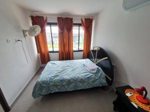 sypialnia z łóżkiem i oknem w obiekcie Tropical Oasis, Verano Inolvidable! 