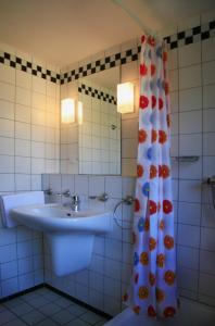 bagno con lavandino e tenda doccia di Villa Daheim - FeWo 06 a Kolpinsee