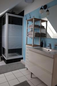 a bathroom with a sink and a shower at Privatzimmer mit eigenem Bad und Küche in Burgwedel