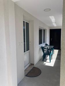 Къща Рачеви في تريفنا: ممر مع طاولة وكراسي في مبنى