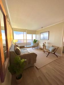 een woonkamer met een bank en een stoel bij Del Mar in Viña del Mar