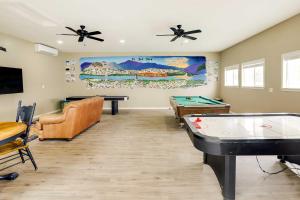 Gallery image of Epic Family Getaway with Pool, Game Room and Fire Pit! in East Wenatchee