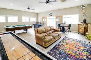 Coin salon dans l'établissement Epic Family Getaway with Pool, Game Room and Fire Pit!
