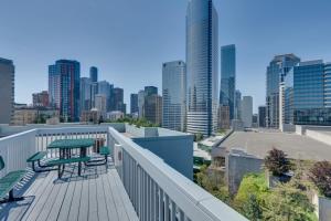 uma varanda com uma mesa de piquenique e vista para a cidade em Downtown Seattle Condo with Rooftop Deck and Views! em Seattle