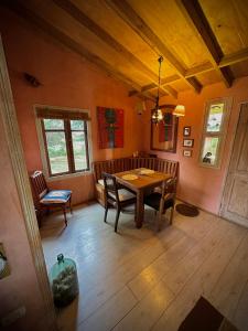 een eetkamer met een houten tafel en stoelen bij Cabaña frente al Lago Lanalhue in Lago Lanalhue