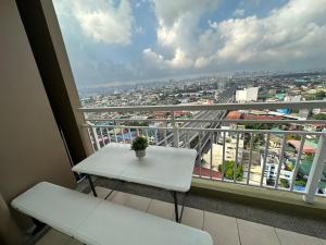 un tavolo bianco e sedie su un balcone con vista di Celandine Residence in Quezon City a Manila