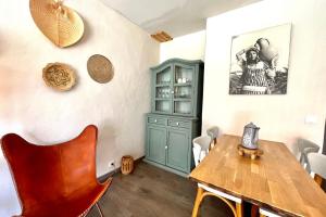 comedor con mesa de madera y armario verde en Spacious bright apartment en Combloux