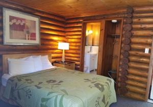 Postelja oz. postelje v sobi nastanitve Seven Dwarfs Motel & Cabins