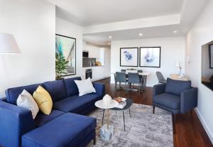 Uma área de estar em Award-Winning One-Bedroom Suite at Telus Sky
