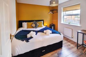 sypialnia z dużym łóżkiem z ręcznikami w obiekcie Spacious 4-bed, 3-bath home perfect for large groups w mieście Tamworth