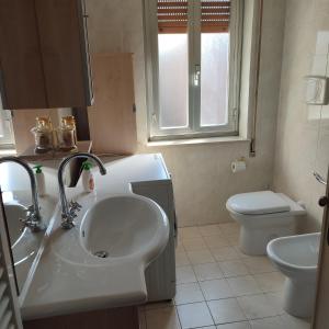 La salle de bains est pourvue d'un lavabo et de toilettes. dans l'établissement Casa Tanja, à Pescara