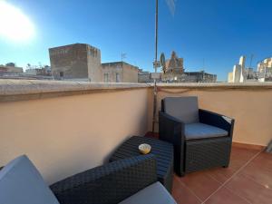 a balcony with two chairs and a table at Il Vico in Trapani