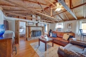 ein Wohnzimmer mit einem Sofa und einem Kamin in der Unterkunft Spacious Buena Vista Cabin with Lake Views and Deck 