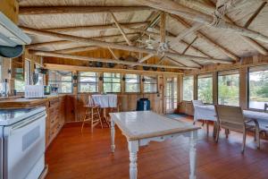 eine Küche und ein Esszimmer mit einem Tisch und Stühlen in der Unterkunft Spacious Buena Vista Cabin with Lake Views and Deck 