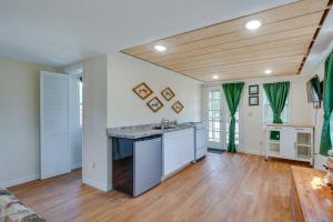 cocina con paredes blancas y techo de madera en Relaxing Buena Vista Getaway with Lush Lake Views, 