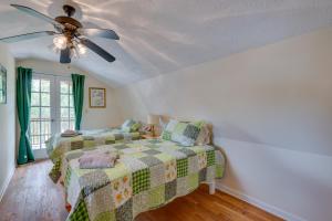 1 dormitorio con 1 cama y ventilador de techo en Relaxing Buena Vista Getaway with Lush Lake Views, 