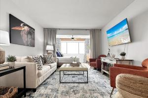 Sunset Harbor Palms 1-204 في نافار: غرفة معيشة مع أريكة وطاولة