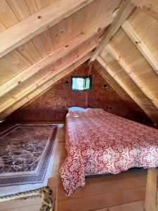 1 dormitorio con 1 cama y TV en el ático en İstanbul çatalca da jakuzili ahşap üçgen ev en Çatalca