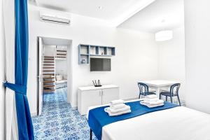 ein Zimmer mit einem Bett mit Handtüchern darauf in der Unterkunft LUXE Minimal Retreat, Amalfi Coast - AirHome in Vico Equense