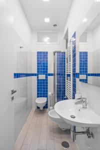 ein blau-weißes Bad mit einem Waschbecken und einem WC in der Unterkunft LUXE Minimal Retreat, Amalfi Coast - AirHome in Vico Equense