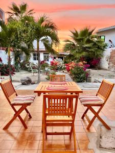 حديقة خارج Habitación #2 a dos cuadras del malecón
