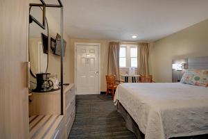 a hotel room with a bed and a dining room at Wells-Ogunquit Resort Motel & Cottages in Ogunquit +47 photos