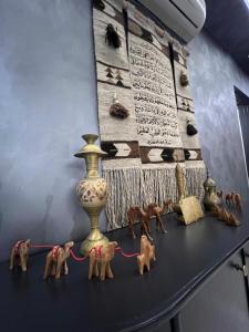 une table avec des figurines d'éléphants et un vase dans l'établissement Sandra Hotel, à Amman