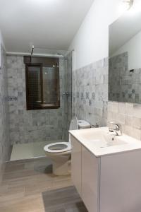 W łazience znajduje się toaleta, umywalka i prysznic. w obiekcie Casa rural Mirador del Río Tus, en Yeste w mieście Yeste