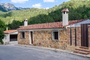 Kamienny budynek z dwoma kominami. w obiekcie Casa rural Mirador del Río Tus, en Yeste w mieście Yeste