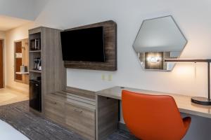 Cette chambre comprend un bureau avec une télévision et une chaise. dans l'établissement Holiday Inn Express Crystal River, an IHG Hotel, à Crystal River