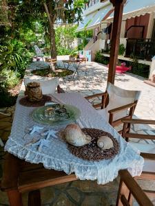 een tafel met schelpen en een glazen plaat erop bij DIMITRA APARTMENTS in Pefki