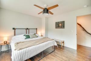 1 dormitorio con 1 cama y ventilador de techo en Fayetteville Vacation Rental Less Than 1 Mi to Town Center en Fayetteville