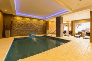 圣特雷西塔Hotel Paucam的游泳池,位于酒店带游泳池的房间内