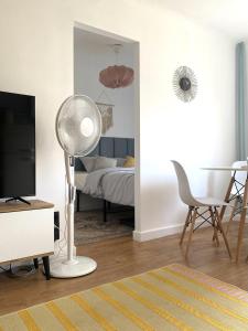 a living room with a floor fan and a bedroom at HB Cozy Home - Przytulne Mieszkanie 