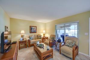 een woonkamer met meubilair en een flatscreen-tv bij Oceanfront Bonita Beach Condo with Pool Access! in Bonita Springs