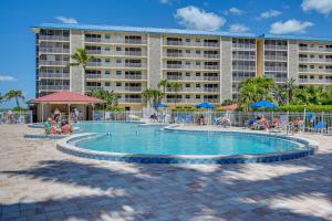 een zwembad voor een hotel bij Oceanfront Bonita Beach Condo with Pool Access! in Bonita Springs