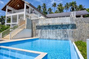 uma villa com uma piscina e uma casa em Xeliter Vista Mare, Samana em Santa Bárbara de Samaná