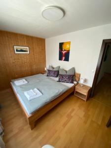 Un pat sau paturi într-o cameră la Gemütliches Haus in Seewalchen am Attersee