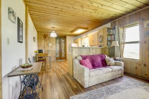 salon z kanapą i stołem w obiekcie Historic Alpine Cabin with Scenic Mount Sopris View w mieście Glenwood Springs